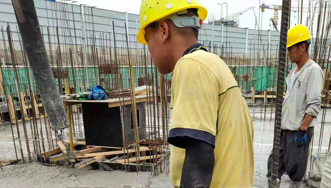 七旬老人18年含辛茹苦抚养 两孙儿终圆大学梦