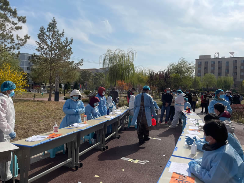 守护这座城：时间紧任务重 检测人员轮流吃盒饭