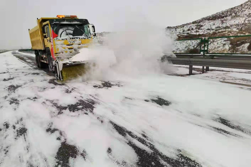 宁夏高速公路全力迎战今冬第一场降雪