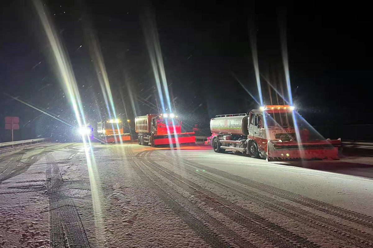 宁夏高速公路临时管制 交通运输部门彻夜不停全力除雪
