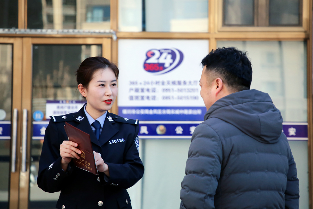 【新春走基层】无悔坚守 他们送上春节“平安福”