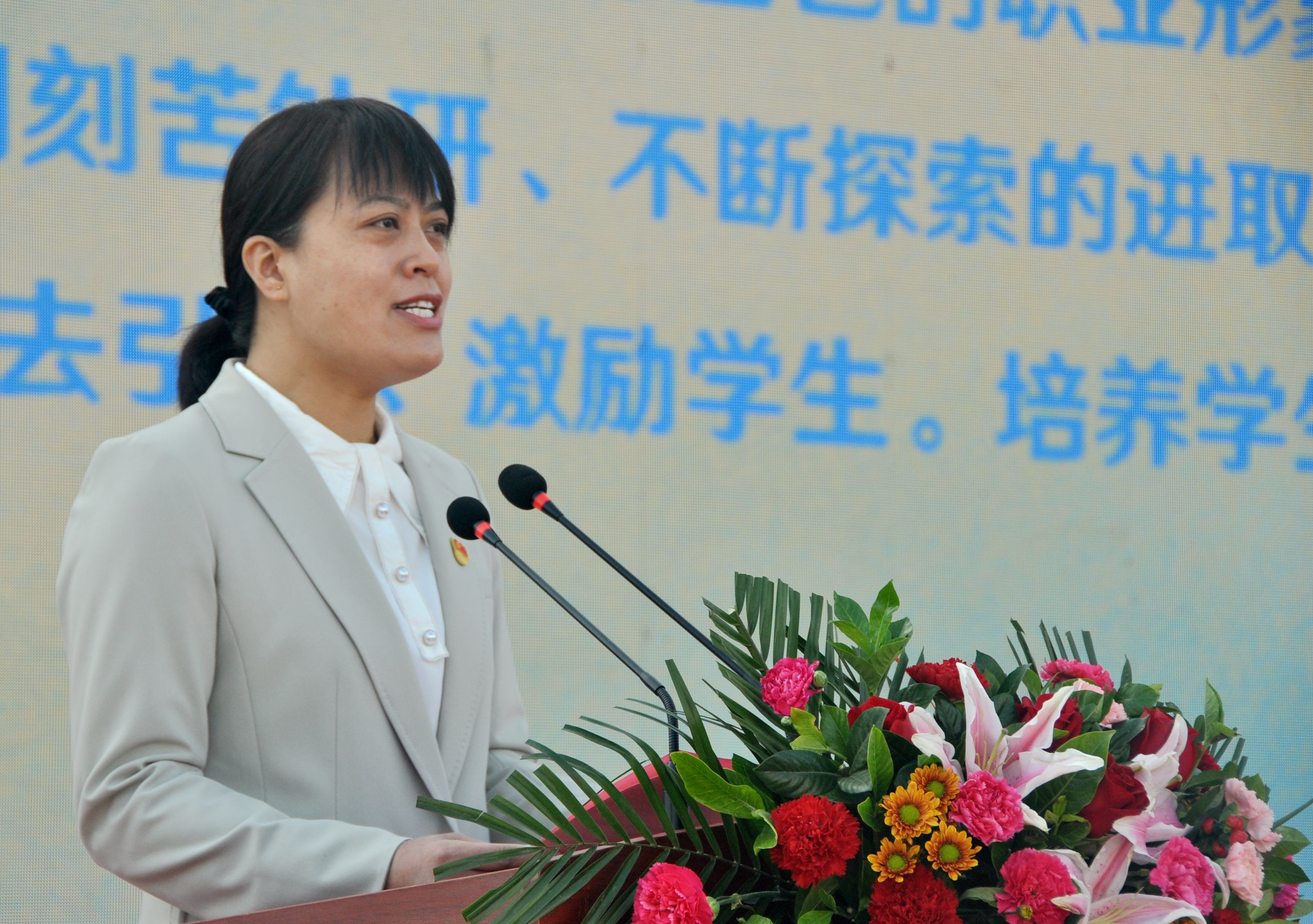 全国最美社区工作者张丽萍发出倡议：共同关爱保护未成年人健康成长