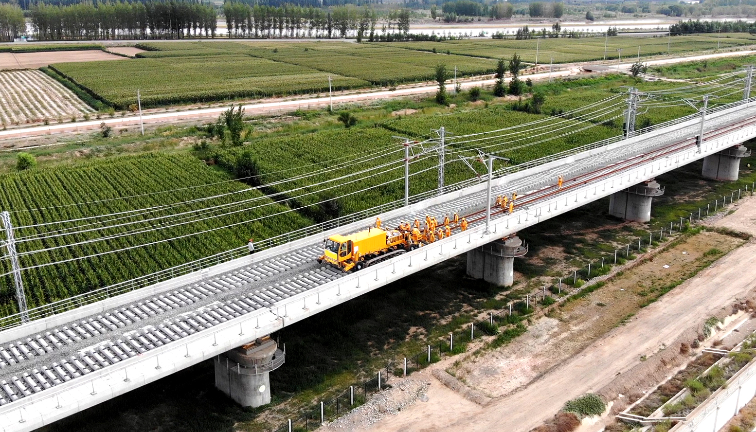 年底通车！银兰高铁中兰段宁夏境内进入双向铺轨新阶段