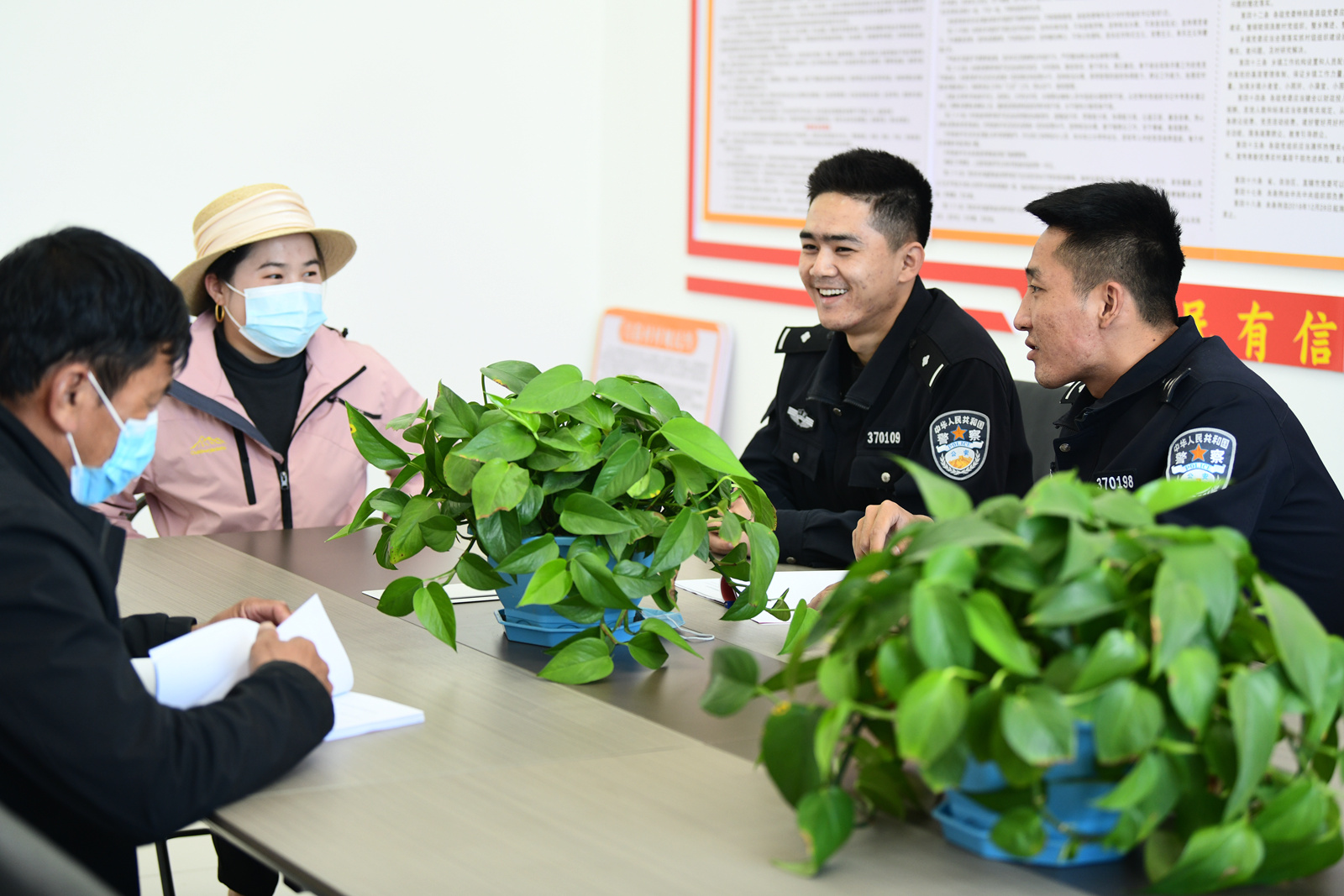 同心县公安局韦州派出所社区民警巧当“和事佬”，调解“小纠纷”促进“大和谐”，营造良好的邻里关系，确保社会治安秩序持续稳定。（苏玉萍 摄）.jpg