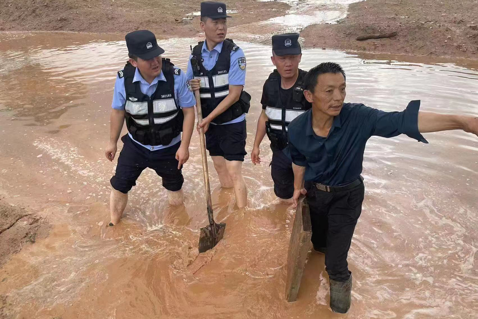 抗灾：7月27日，吴忠盐池民警积极参与抗洪，保证群众平安。1.jpg