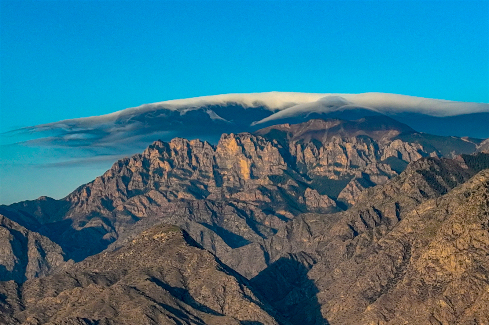 贺兰山上空现奇异云层  山峰犹如戴帽子