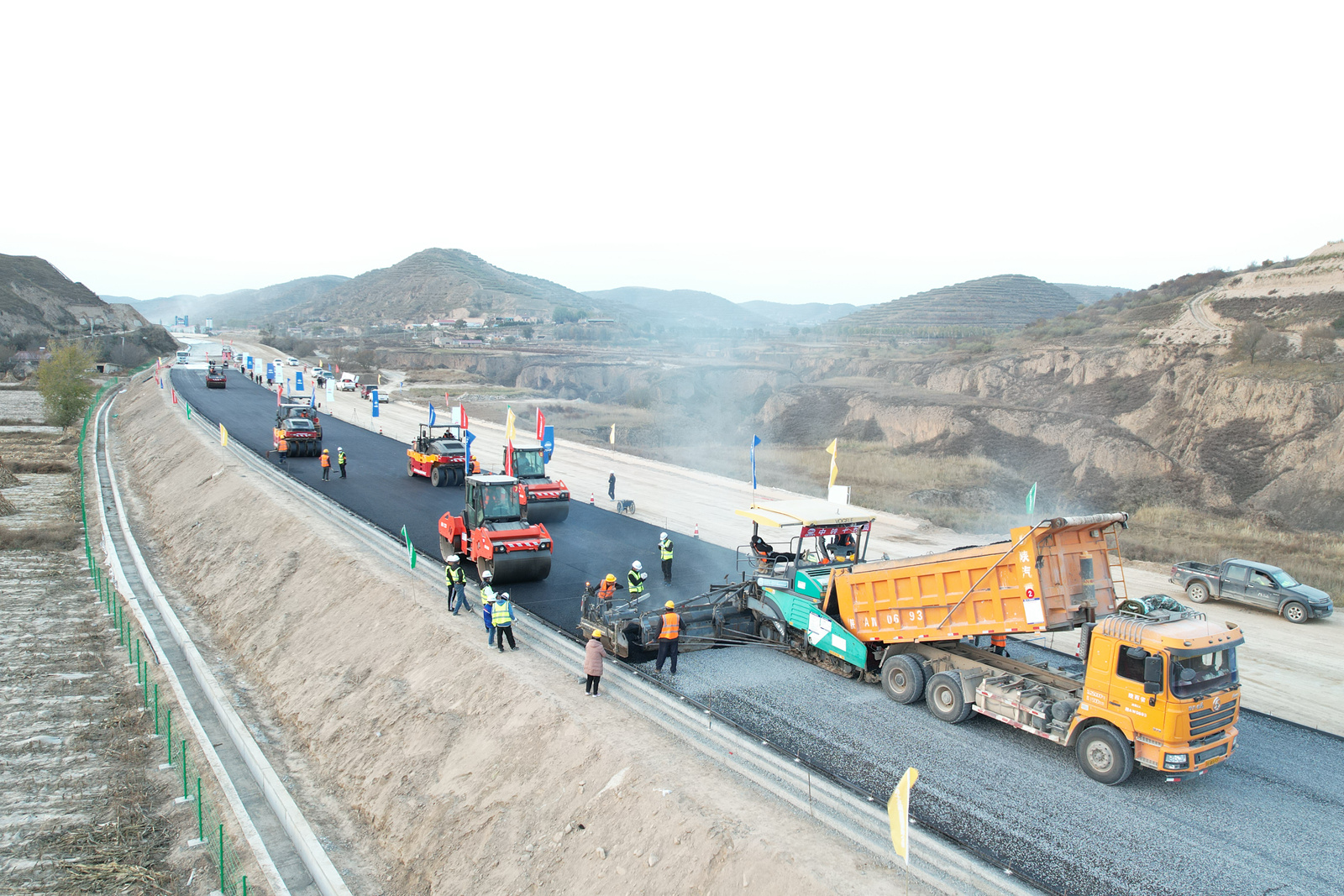 中铁十五局集团银昆高速公路LM05标沥青试验段3.JPG