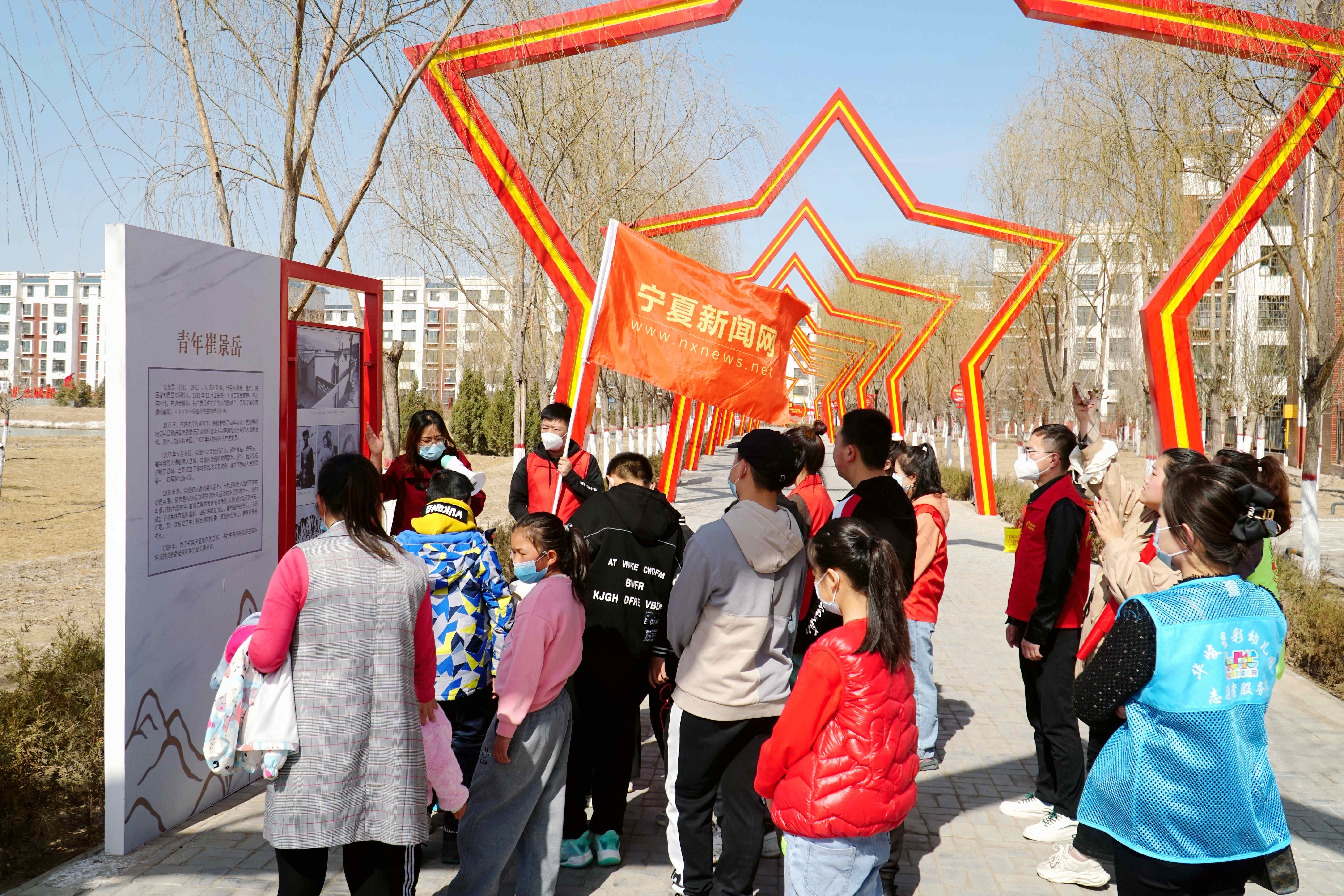 孩子们参观永宁县宋澄村革命先烈展板.JPG