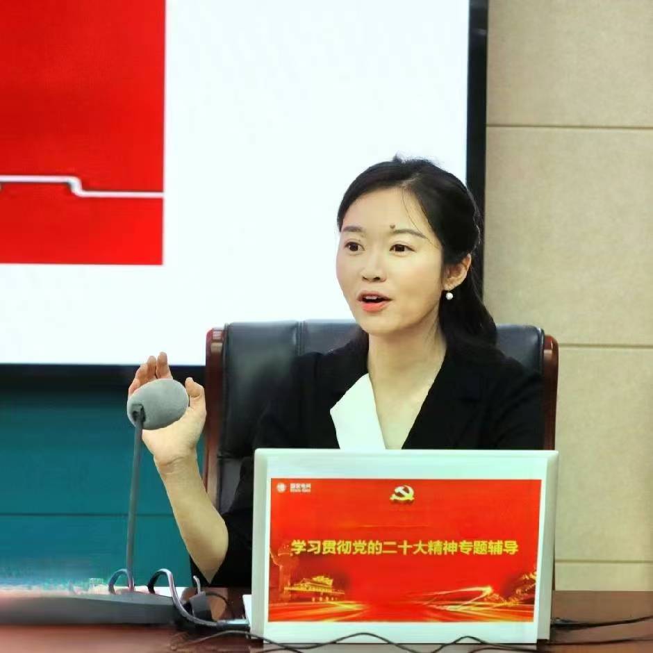 开展学习贯彻党的二十大精神专题辅导.jpg