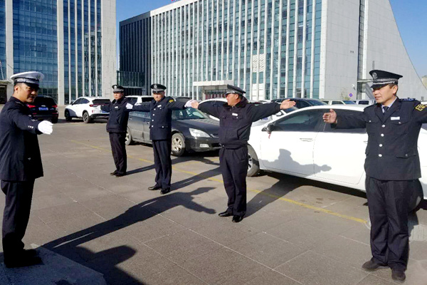石嘴山市交警组织保安员开展指挥手势训练