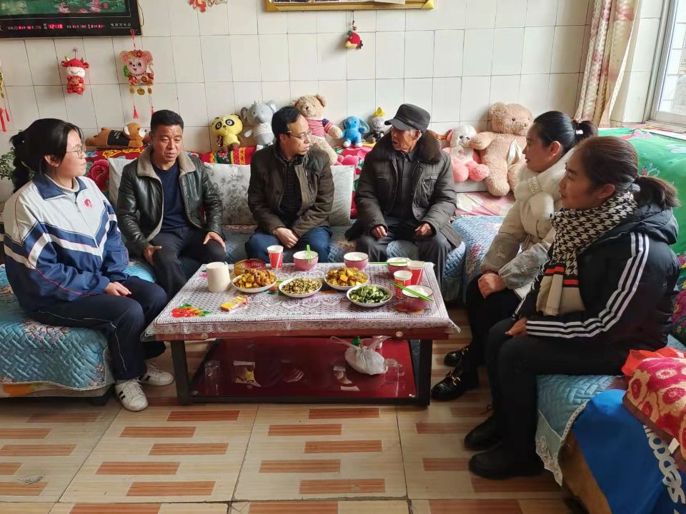隆湖一站学校2021.12.10党员教师“扶贫暖心”活动3.jpg