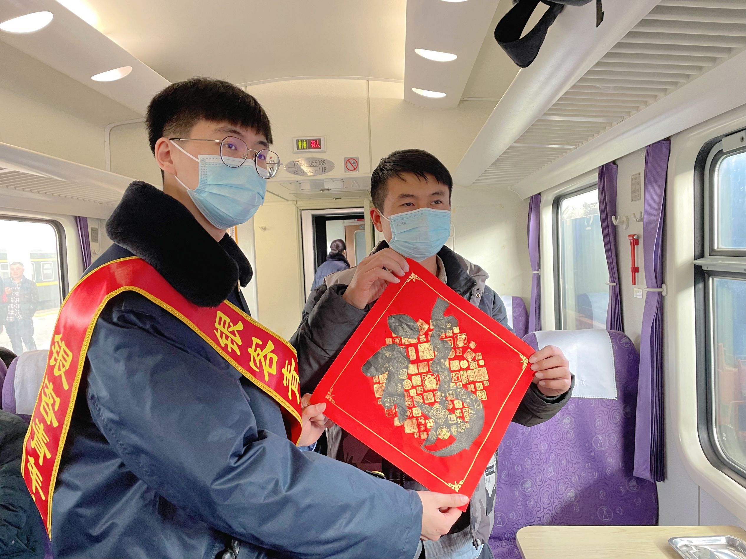 【网络中国节·春节】列车送祝福 温暖回家路
