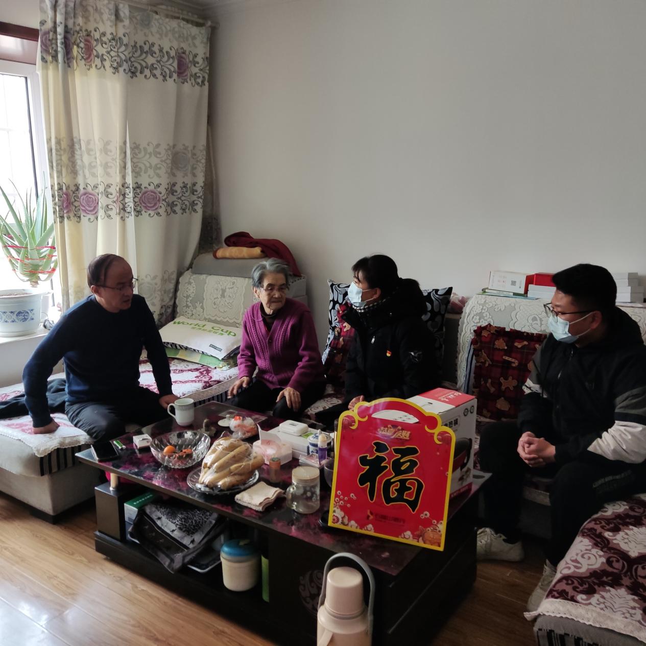 金凤区五里湖畔社区走访慰问困难党员与困难群众