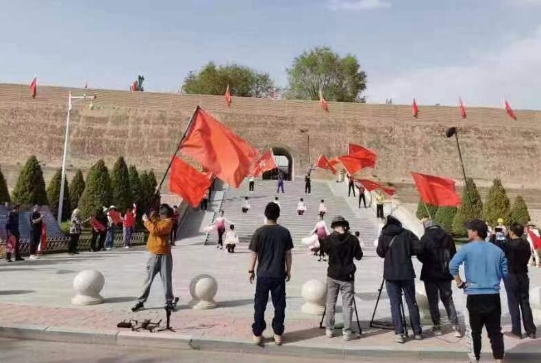 央视大型专题片《长征之歌》团队深入宁夏取景拍摄