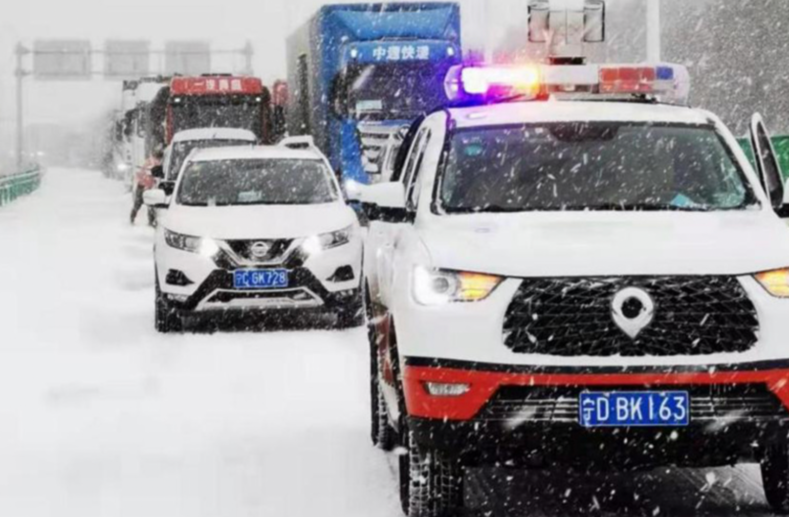雪天护送滞留车辆.png