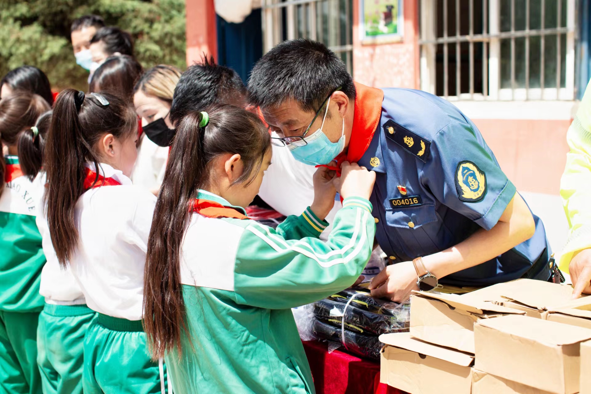 “暖流行动”进学校送爱心.jpg