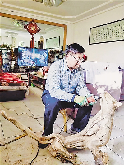     岳亚东在家中制作根雕。（图片由受访者提供）    （本组图片除署名外均本报见习记者　徐琳　摄）