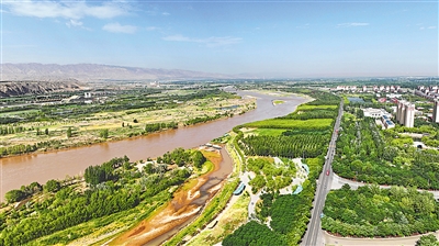 <p>　　黄河宁夏中卫段。黄河、沙漠、绿洲形成了一幅塞上美景。</p>