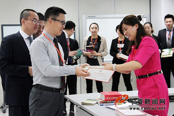 平安人寿宁夏分公司举行幕天公益现场捐书活动