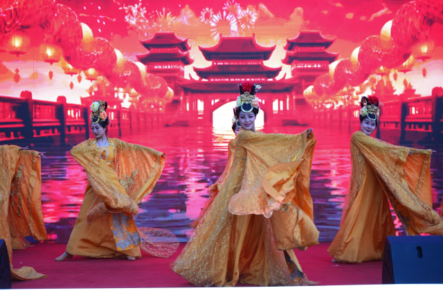 逛非遗市集 品人间烟火