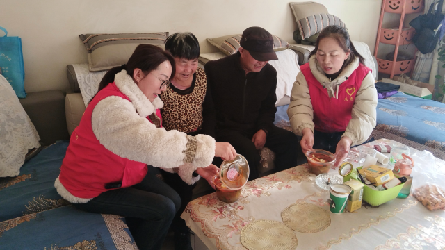 社区“暖心送饺小分队”为空巢老人送冬至饺子