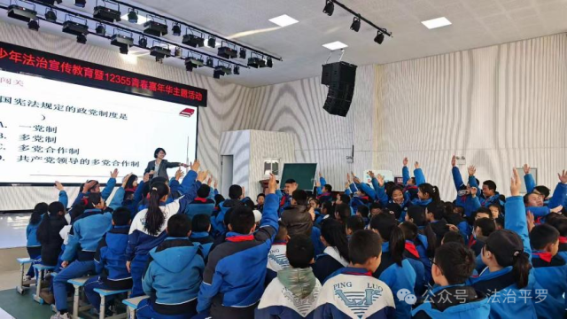 律师团队为群众送“法治礼包”