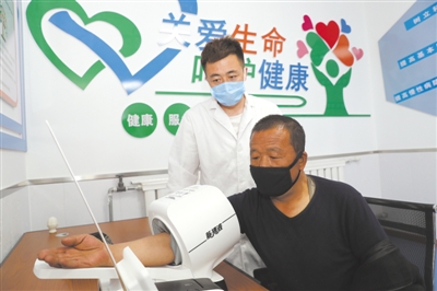 <p>　　村民到宝丰镇卫生院体检。</p>