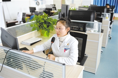 <p>　　平罗县卫生健康集团医共体远程影像诊断中心工作人员处理基层卫生院影像资料。</p><p>　　本报记者　王晓龙　摄</p>