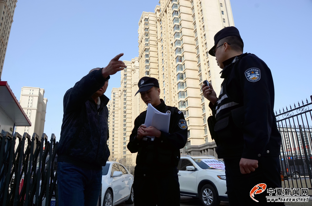 9时30分，接警台接到110指令，称银川国际商贸城发生一起因经济纠纷引发车辆封堵大门导致扰乱单位秩序的违法行为，派出所民警迅速赶往现场进行处理。