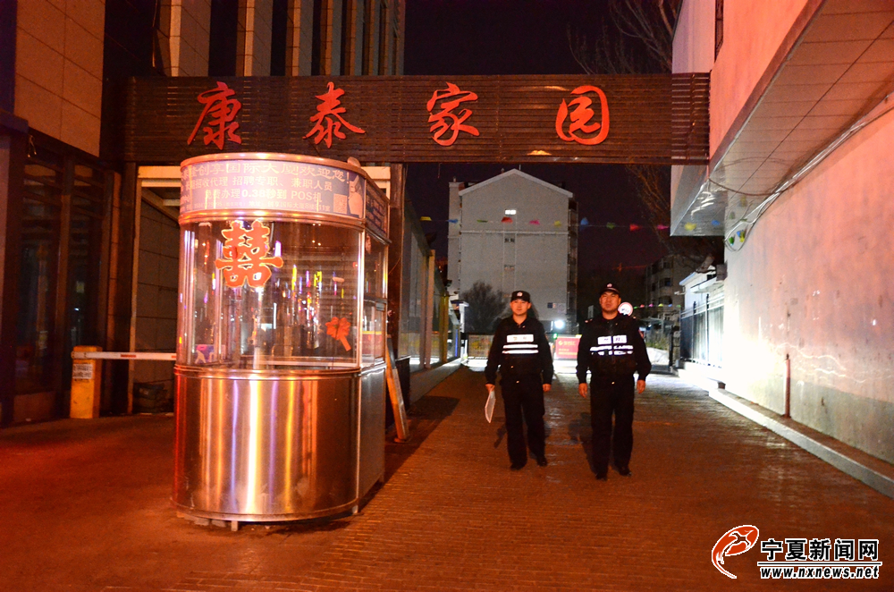 21时35分，民警马旭东带领实习民警马霄成功处置完景墨家园一起醉酒滋事警情后，又赶往康泰家园，对一起入室砸毁他人财物案件进行调查取证。