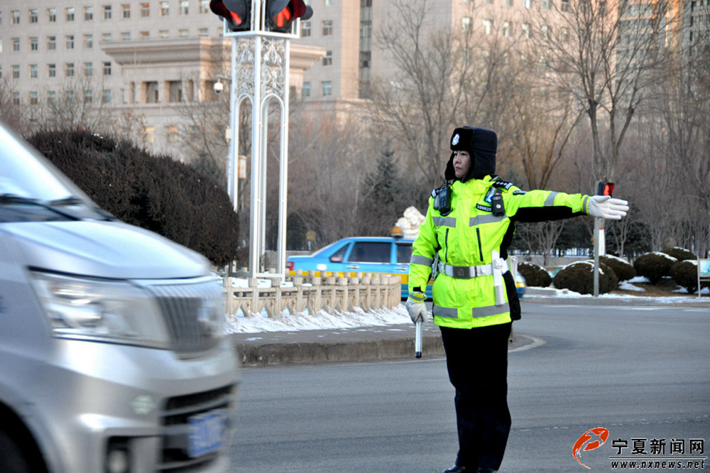 8时15分，凤凰碑路口，兴庆区交警一大队教导员魏兵正在早高峰岗位上执勤。从警30年的魏兵，2018年希望她的团队可以更好地服务群众，让老百姓平安出行，也希望能抽出时间多陪陪家人。