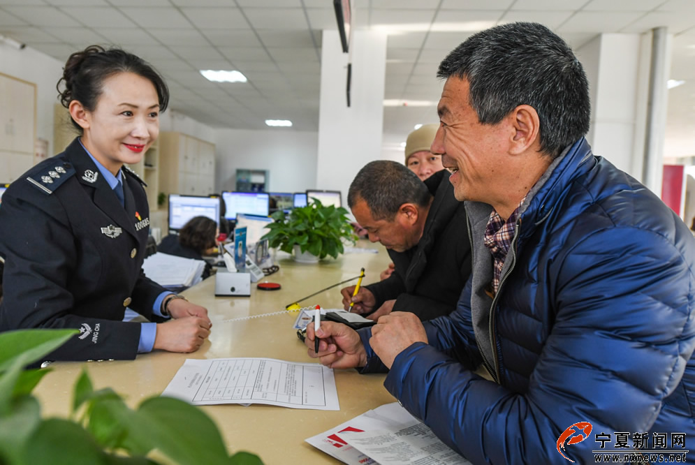 9时整，兴庆区交警一大队业务大厅迎来了办理业务的市民。业务大厅负责人李颖告诉记者，2017年，大厅总业务量达18.6万余件，居全区第一，这几年均实现了“零投诉”。2018年，希望他们的优质服务让所有老百姓满意。