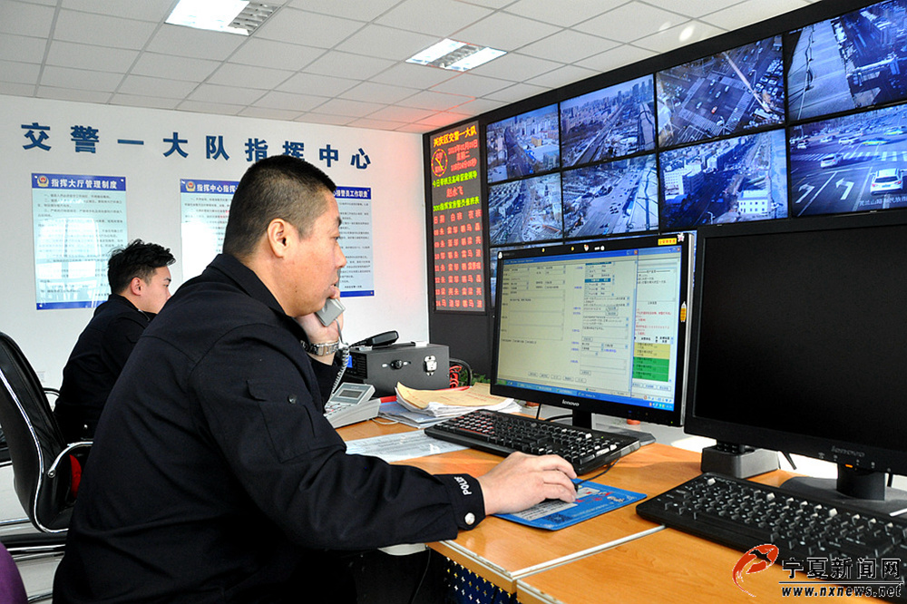 10时10分，指挥中心民警王洪兵正在接听报警电话。该中心主要负责市局110、122指挥中心接处警指令、群众报警工作及对辖区道路监控等工作。2018年，王洪兵希望进一步提高指挥中心接处警速度和服务质量。