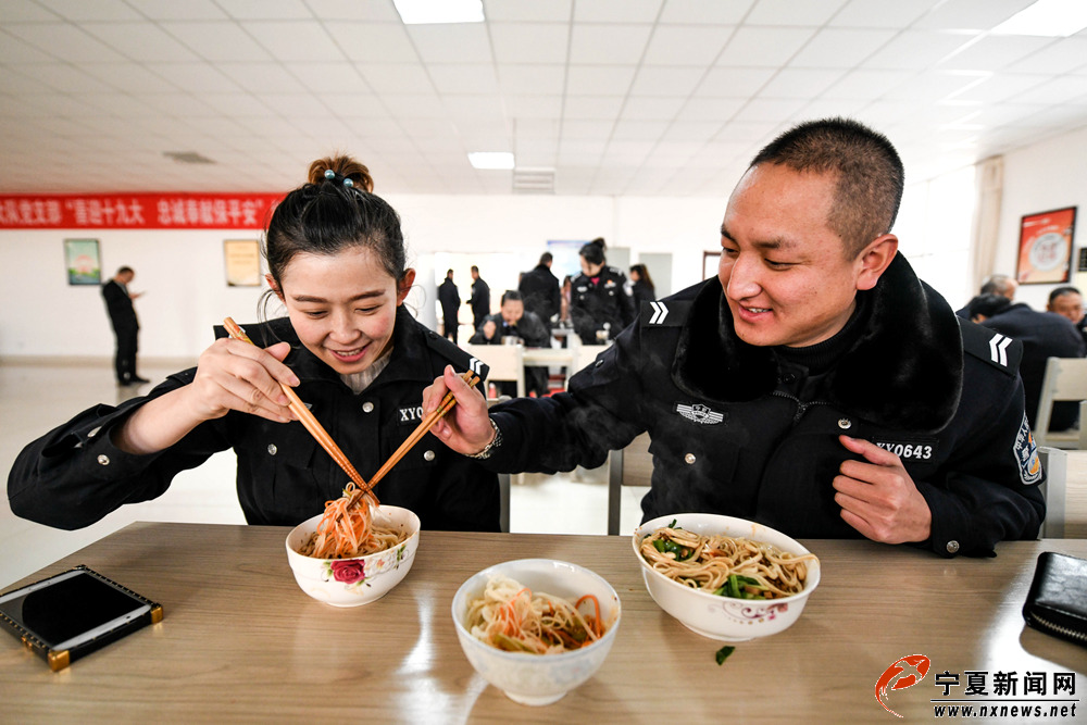 12时许，在兴庆区交警一大队食堂，85后辅警张伟晗正在为同是辅警的妻子邱静梅夹菜。夫妻俩每天早出晚归，白天忙得顾不上打个照面。2018年，小两口有个共同的心愿，那就是带上老人孩子去旅行一次。