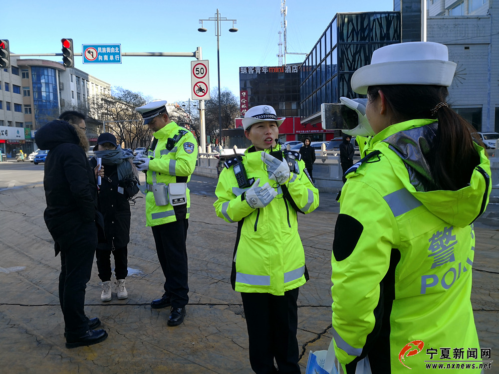 15时20分，在民族街和解放街路口，因为天气寒冷，宣传中队民警张玉娥正在直播的手机突然“罢工”，下午她要对正在开展的非机动车辆和行人违反交通法规行为整治活动做现场直播。