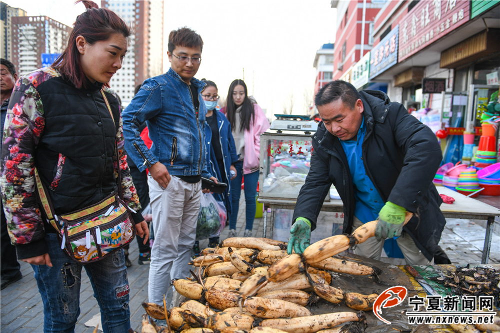 新鲜的莲藕，很快吸引了不少市民前来购买，一斤三块五，这钱挣的真不容易。