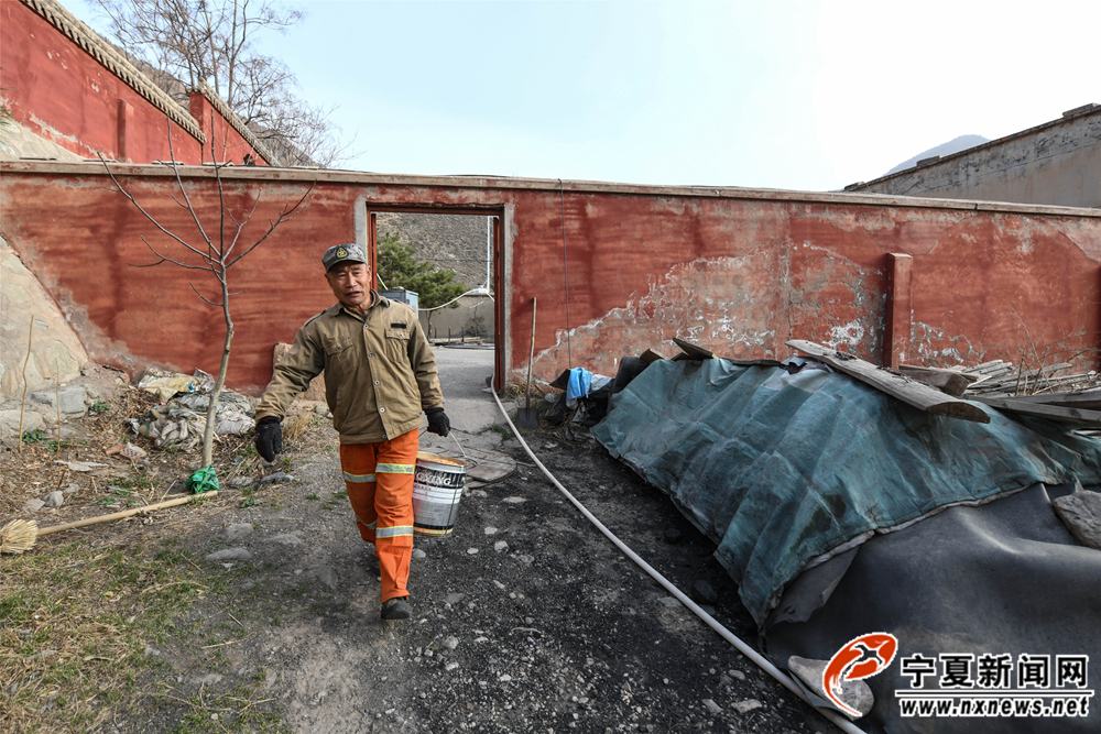田玉春拎着桶走出院子，门前不远处的景区公路就是投喂地点。