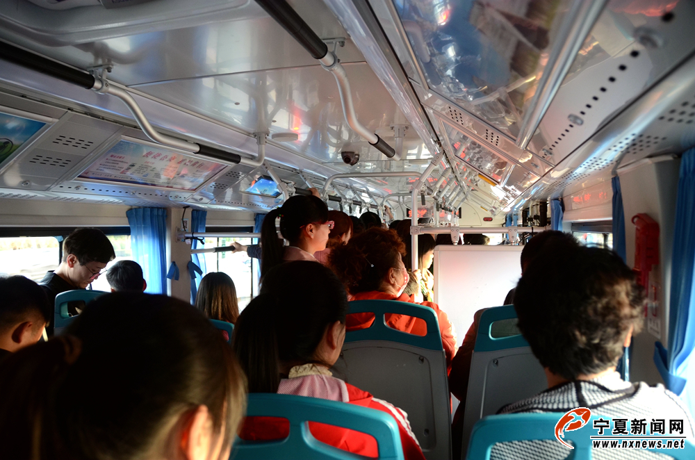 车辆行驶平稳，车厢干净整洁，服务热情周到，这是银川公交2路“巾帼文明线路”车留给乘客的印象。