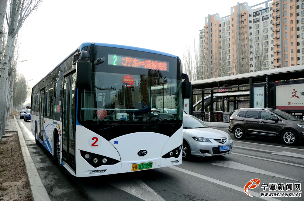 银川公交2路“巾帼文明线路”以优质、文明、高效的服务，打造出一道靓丽的流动风景线，塑造了银川公交新形象。