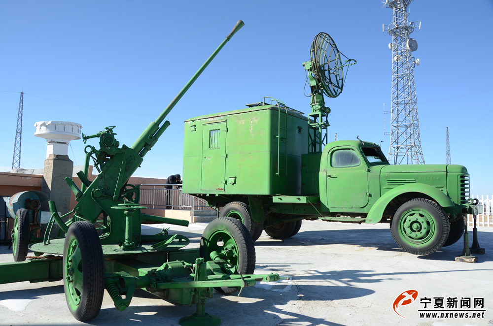 被新一代多普勒天气雷达替代的711雷达车与用于增雨作业的三七高炮一起安放在气象观测场一侧，主要用于向公众普及气象科学知识。
