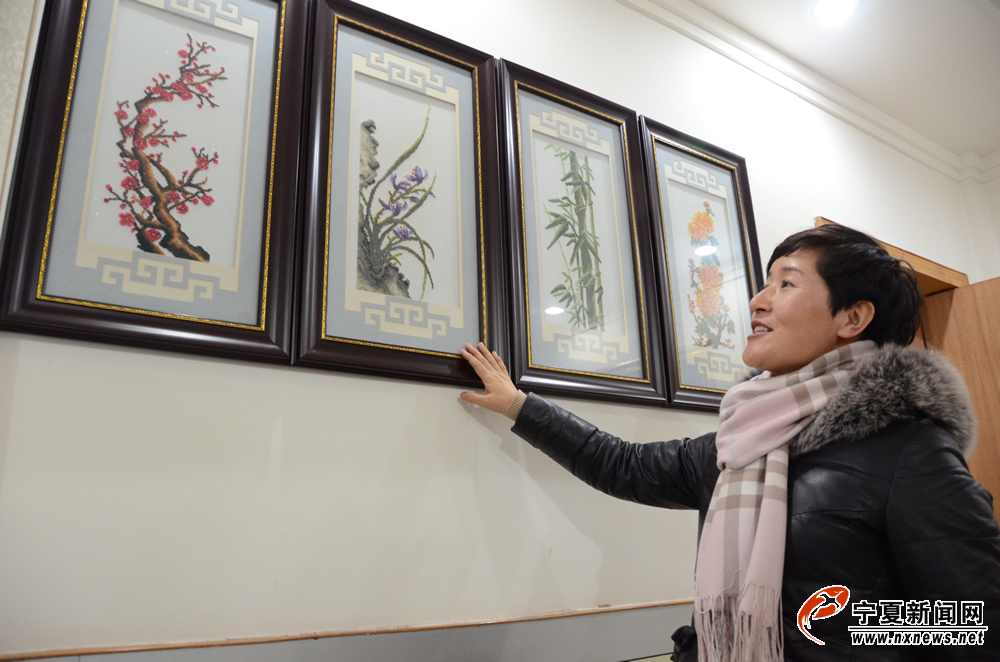 在测报值班室，挂在墙上的梅兰竹菊十字绣及书画作品吸引了记者的视线，随行的固原市气象局纪检组组长杨志莲说，工作闲暇，测报员除了读书健身，人人都有业余爱好。