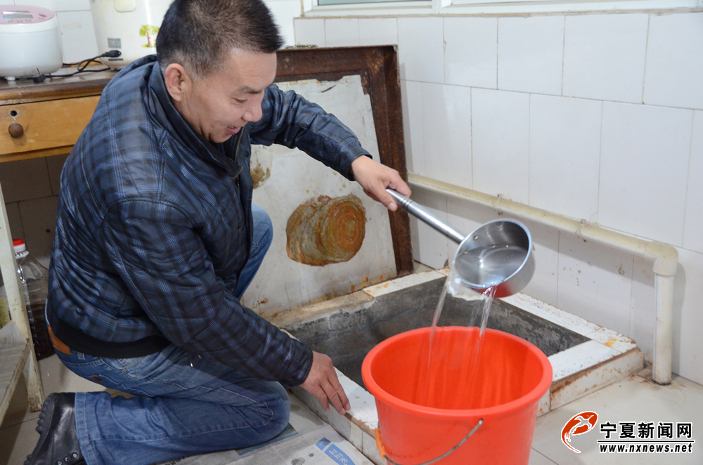 早饭过后，六盘山气象站站长贾永辉在厨房的水窖里用马勺盛水。因为气象站海拔较高，职工生活用水必须从山下往上运，运来的水储存在水窖里。因为运水不易，大家用水格外节约。