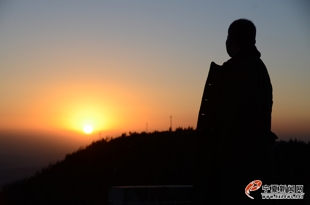 晚饭后，站长贾永辉一个人走出屋外观看夕阳。作为一站之长，他的日常工作和大家没有什么不同，都承担着气象观测任务。唯一不同的是，其他同志都是7天一轮班，而他却是15天轮休一次。
