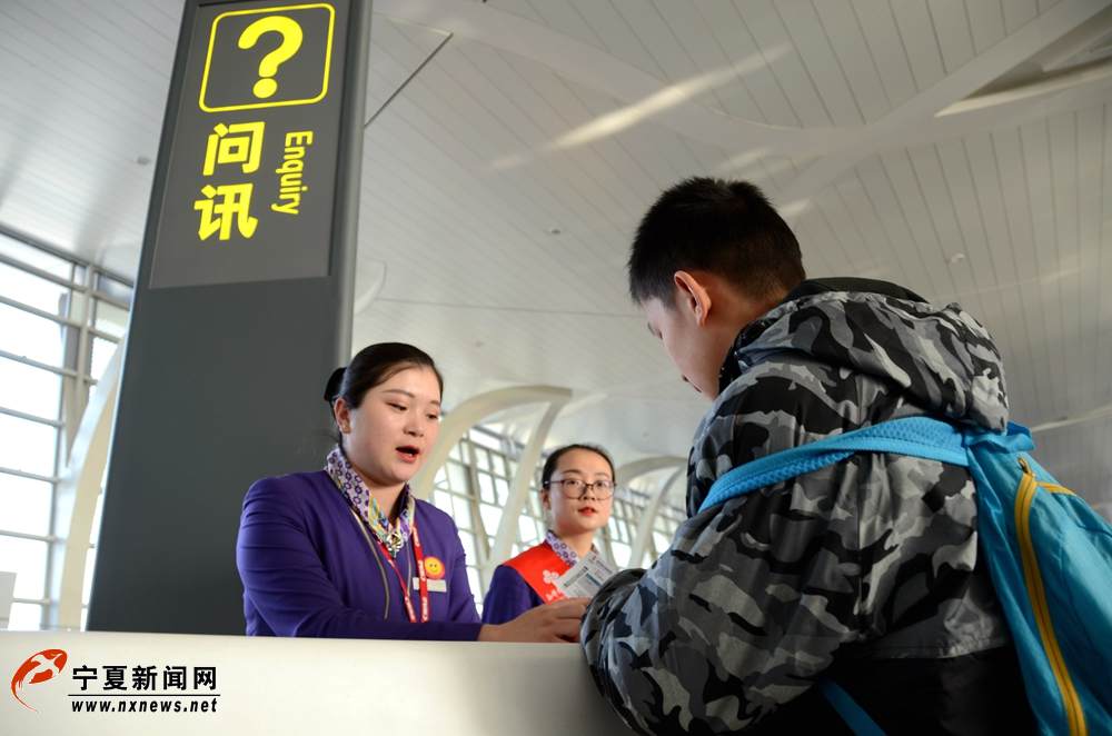 在银川河东国际机场航站楼设置的问讯处，工作人员热情回答旅客的问题，让旅客在这里及时得到满意答案。