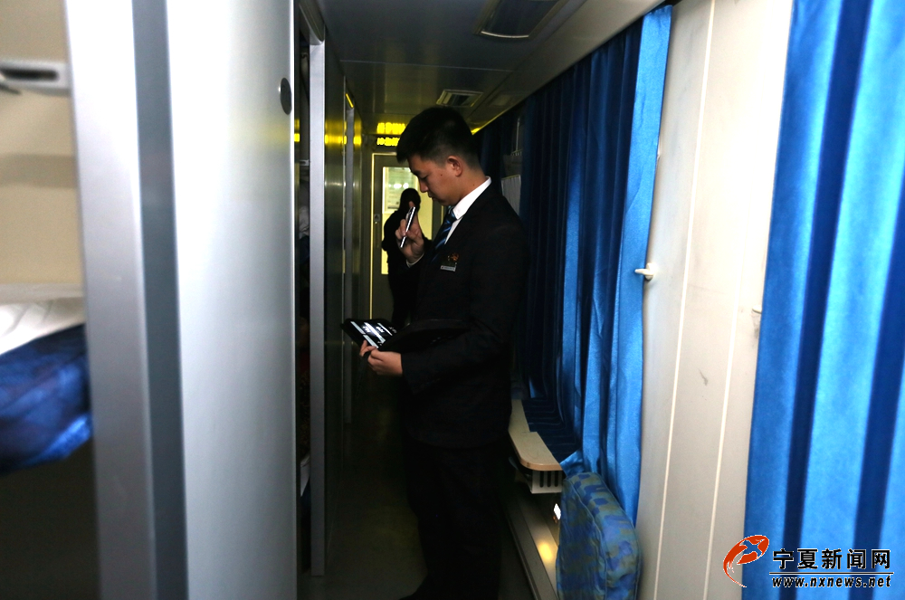2月13日晚11：35分，由银川至北京的Z275次列车已从定边站开出，卧铺车箱已关闭客室灯，列车员杨天琦正在核对铺位。而此时旅客早已进入梦乡。
