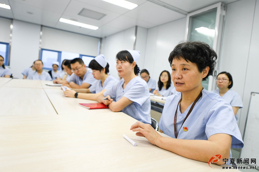 从未间断过的交接班晨会。在这里，夜班和白班的医生护士除了进行必要的交接班情况说明外，还要把特殊病例或诊治难题放在桌面上，大家共同讨论解决。