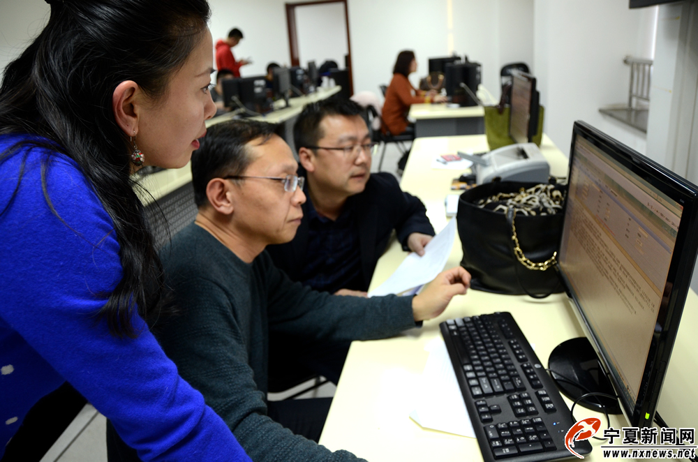 1月29日17时36分，宁夏广播电视台新闻中心主任张春华(右一)与副主任陈志远（中）对当天记者提交的新闻稿件进行审核把关，此时离播出不到1小时。