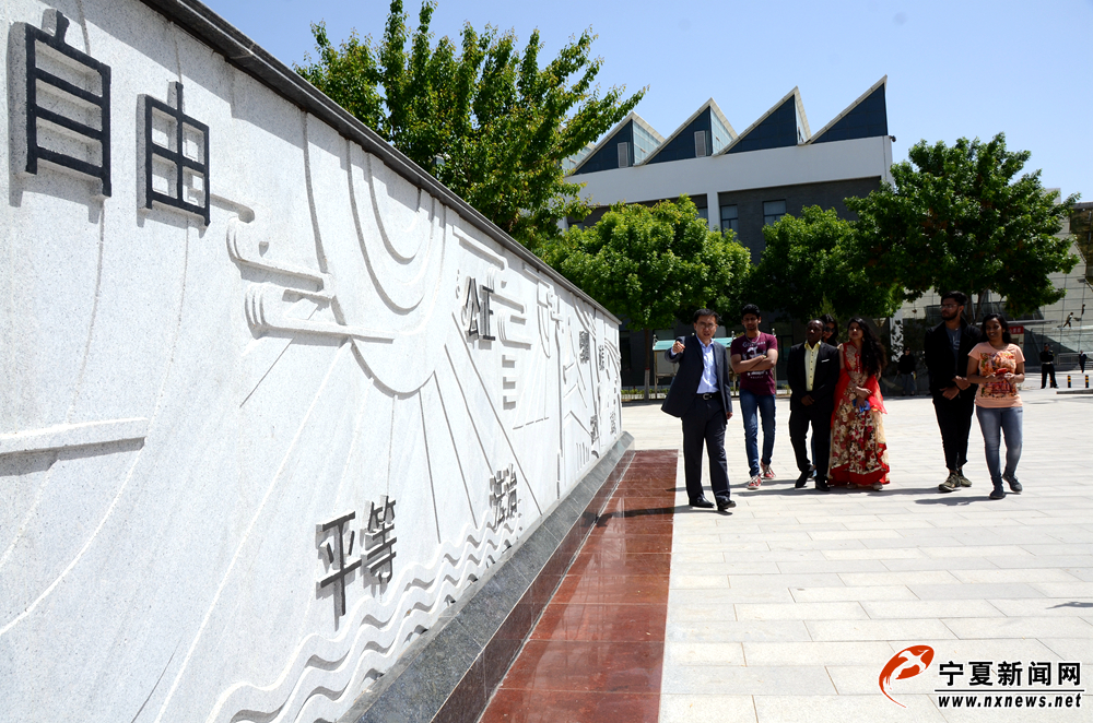 单彬院长在校园尚德广场文化墙前向留学生们讲解社会主义核心价值观的深刻内涵。在留学生人文素质教育方面，单彬一直十分注重加强中国文化与价值观的教育。