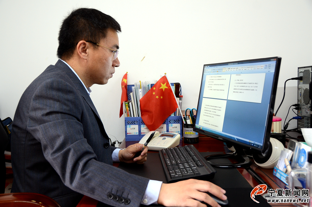 单彬院长在认真备课。作为一院之长，除了做好日常行政管理工作之外，每周还要为留学生们上两节课，主要内容是汉语和中国文化概况。