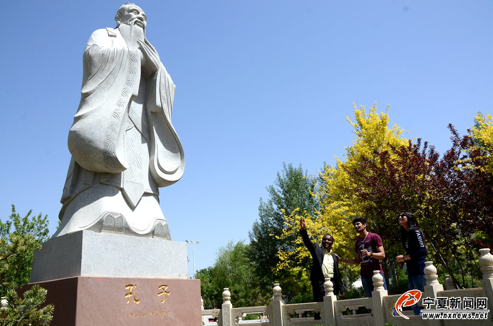 来自坦桑尼亚的留学生李秋天和同学参观中国古代伟大的思想家、教育家孔子的雕塑。通过来中国留学，越来越多的留学生喜欢上了中国优秀传统文化，同时，也成为中国优秀传统文化的传播者。